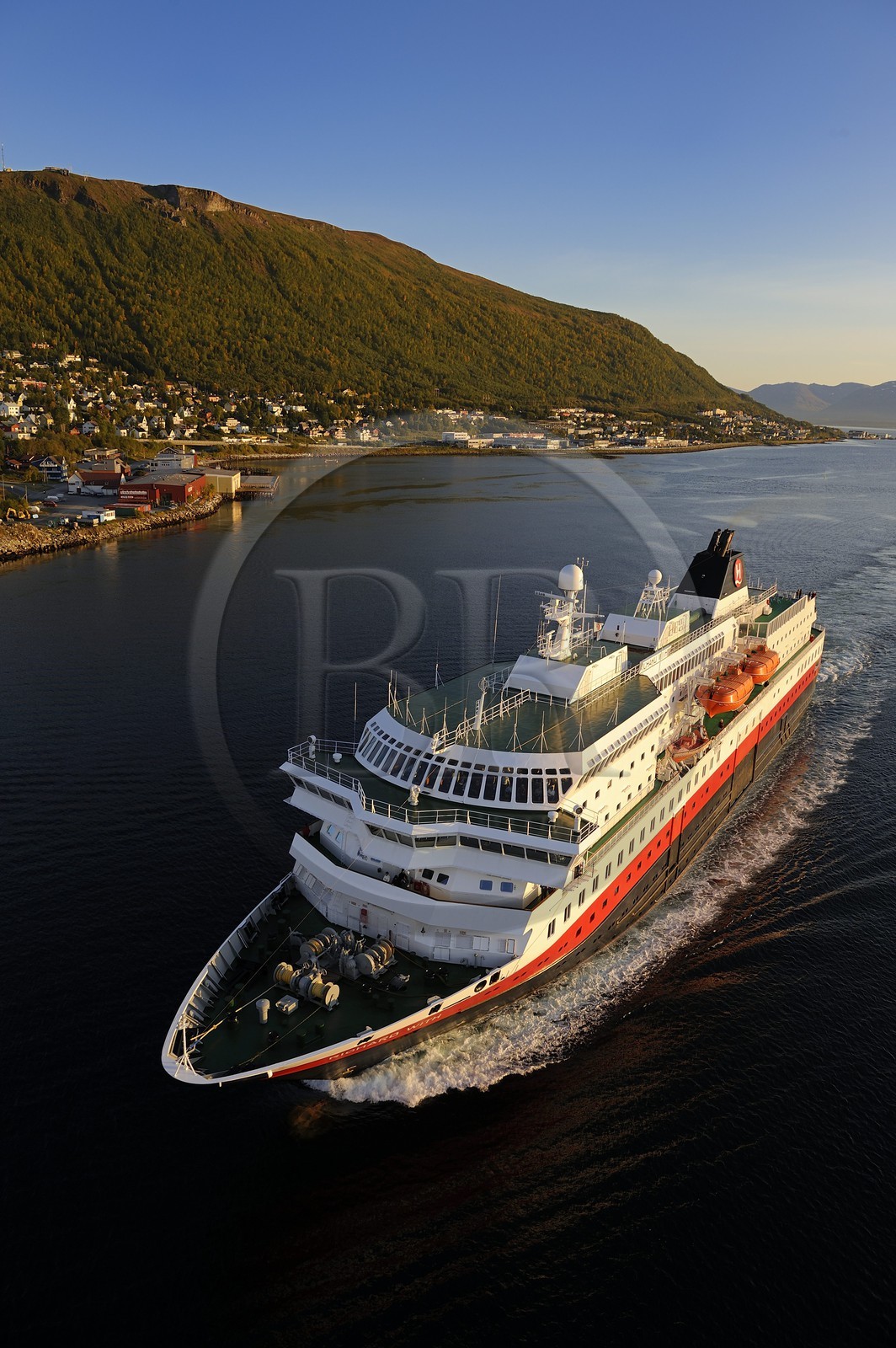 Norvège, Troms, le port de Tromso, l'express cotier Hurtigruten dans le fjord Tromsesundet