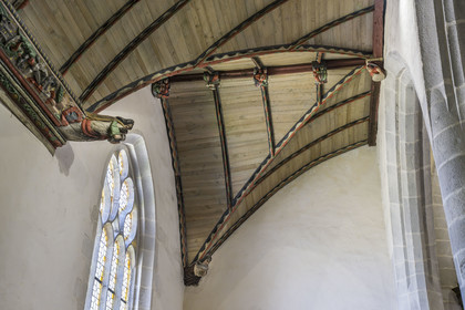 France, Finistère (29), Roscoff, l'église Notre-Dame de Croaz Batz, sculptures peintes en bois sur la sablière décorant la voute
