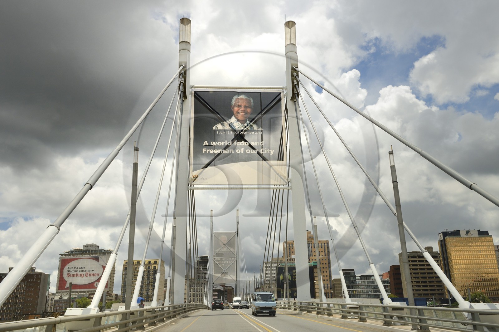 Afrique du Sud, province de Gauteng, Johannesburg, le pont Nelson Mandela et le quartier de Braamfontein en arrière plan