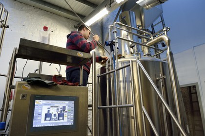 France, Seine-Maritime (76), Pays de Caux, Parc naturel régional des Boucles de la Seine normande, Saint-Wandrille-Rançon, abbaye Saint-Wandrille de Fontenelle, le moine frère Matthieu à la fabrication de la bière d'abbaye Saint-Wandrille