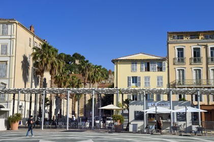 France, Var (83), Hyères, requalification de la place Clemenceau par l'architecte Rudy Ricciotti avec notamment des ombrières, restaurant le Denti