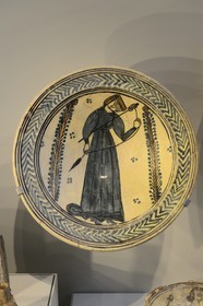 Israel, Jerusalem, Guivat Ram quarter, Israel Museum, department of archeology, bowl fragment from northern Syria decorated with a knight holding a sword, Acre, 13th century