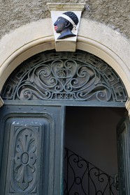 France, Haute-Corse (2B), région de la Casinca en Castagniccia, village de Loreto di Casinca, tête de Maure emblème de la Corse sur le fronton d'une entrée de maison