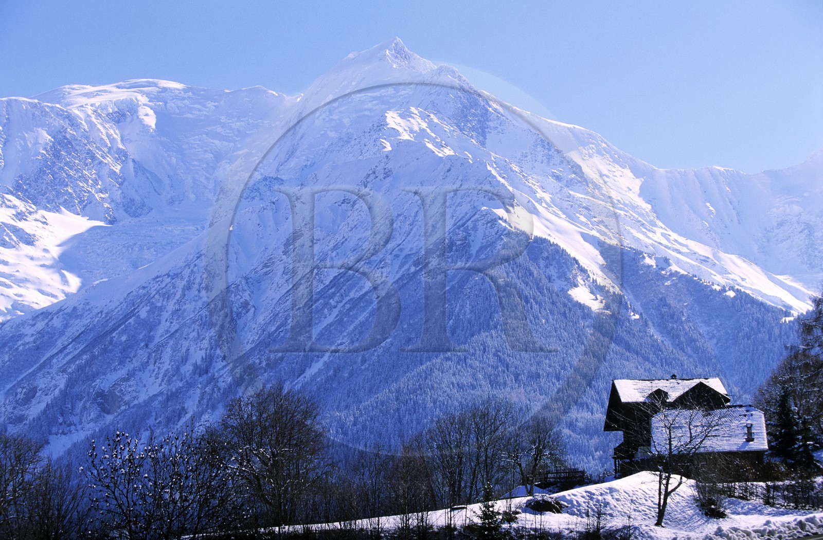 France, Haute-Savoie (74), hauteur de Saint-Gervais-les-Bains, chalet devant le Massif du Mont Blanc