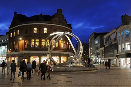 Royaume-Uni, Irlande du Nord, Belfast, la sculpture Spirit of Belfast de Dan George sur Arthur Square et Cornmarket
