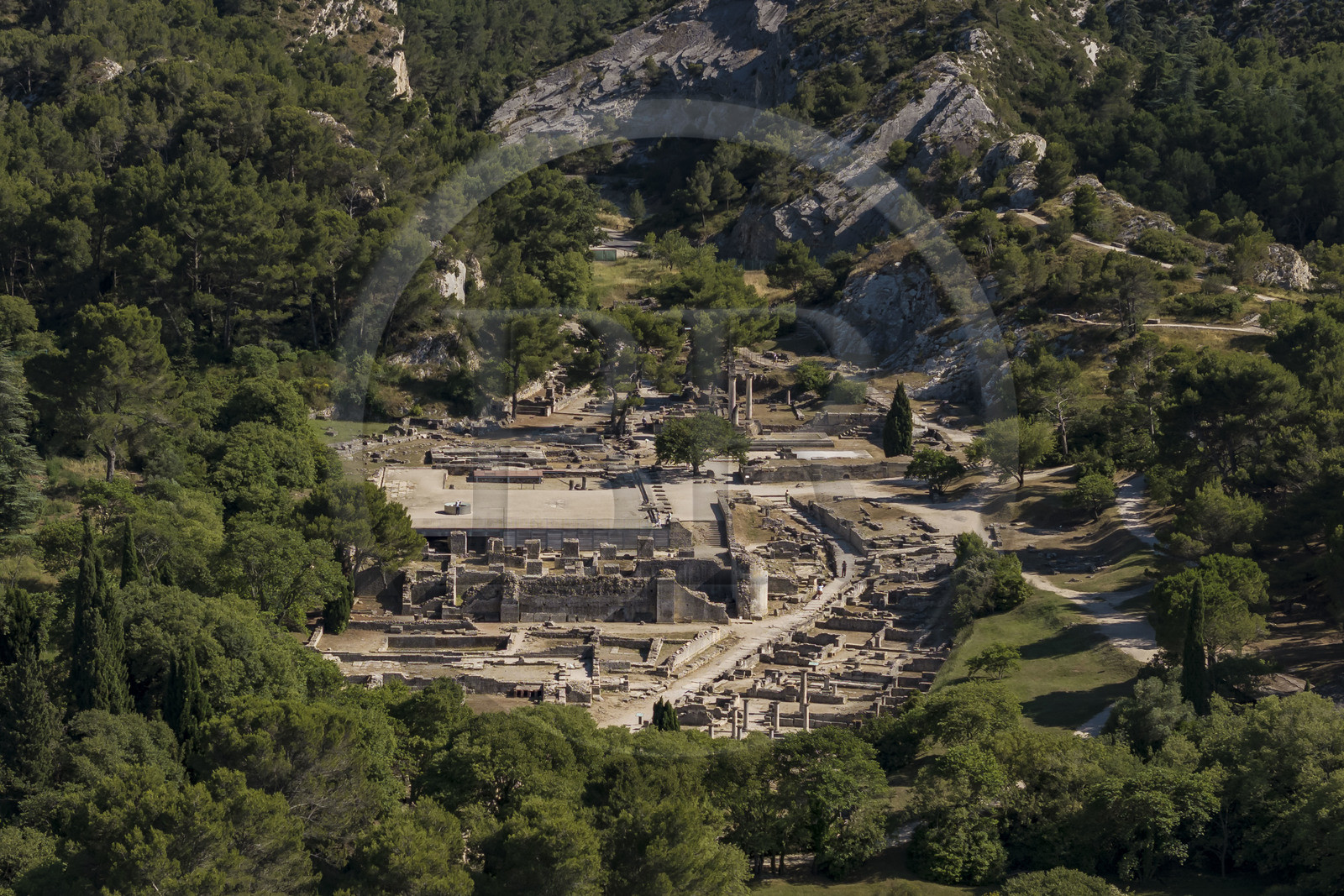 France, Bouches-du-Rhône (13), Parc Naturel Régional des Alpilles, Saint-Rémy-de-Provence, site archéologique de Glanum (vue aérienne)