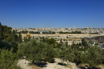 Israel, Jérusalem, ville sainte, vieille-ville classée Patrimoine Mondial de l'UNESCO, le Dôme du Rocher sur l'esplanade des Mosquées (Haram el-Sharif) et l'église orthodoxe russe Sainte-Marie-Madeleine sur les pentes du Mont des Oliviers