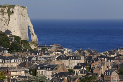 France, Seine-Maritime (76), Pays de Caux, Côte d'Albâtre, Etretat depuis les hauteurs