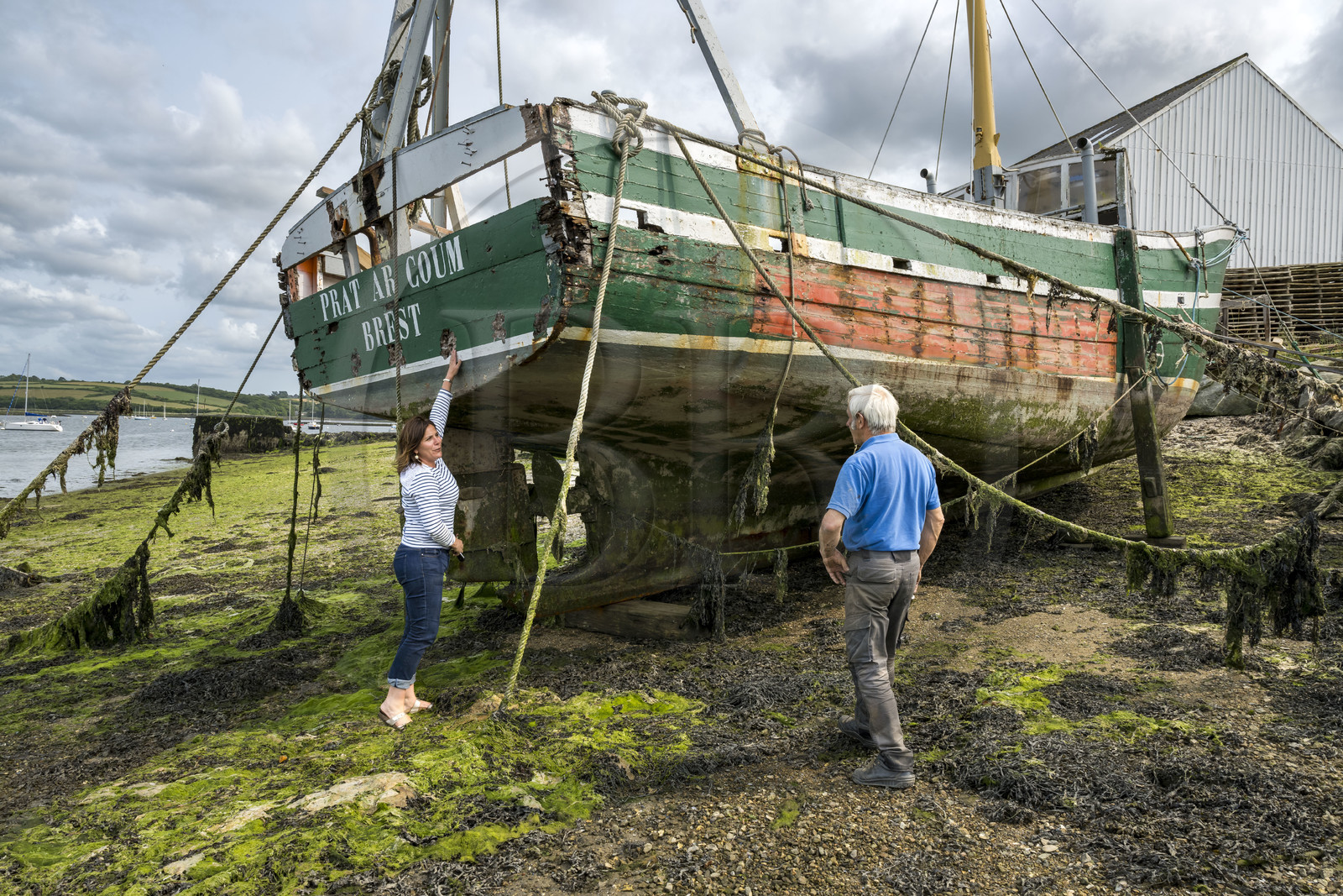 France, Finistère (29), Pays des Abers, port de Saint-Pabu sur l'Aber Benoit, chantier de construction navale Bégoc spécialisé dans la restauration de bateau en bois, dragueur en bois des années 60 specialement conçu pour la famille Madec pour l'ostréiculture