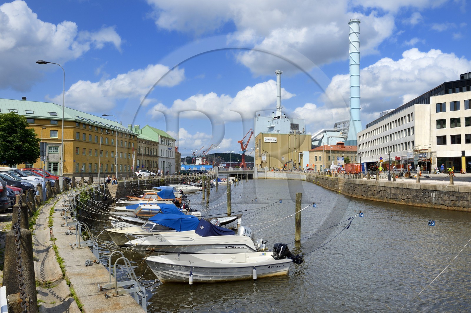 Suède, Västra Götaland, Göteborg (Gothenburg), le canal le long de Brogatan et la centrale thermique de la ville en arrière plan