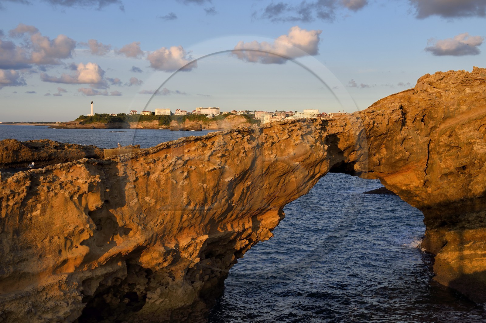 France, Pyrénées-Atlantiques (64), Pays-Basque, Biarritz depuis le Rocher de la Vierge, le phare en arrière plan
