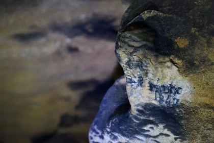 France, Dordogne (24), Périgord Noir, vallée de la Dordogne, Groléjac, initiation à la spéléologie avec Laurent Lignac de Couleur Périgord dans la grotte du Pechialet, dessin de la tête du Christ réalisé par un certain Gary Felix en 1847