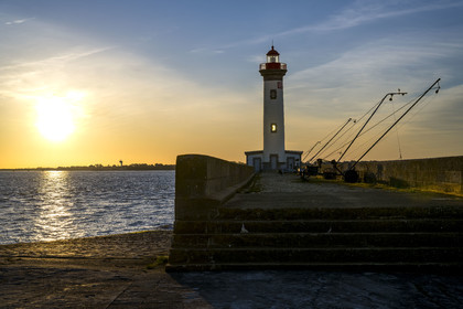France, Loire-Atlantique (44), Saint-Nazaire, le phare du Vieux Mole sur l'estuaire