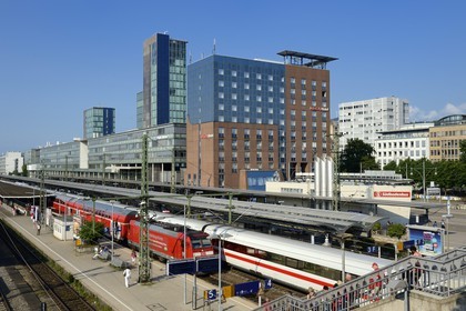 Allemagne, Bade-Wurtemberg, Fribourg en Brisgau, la gare centrale et tour solaire