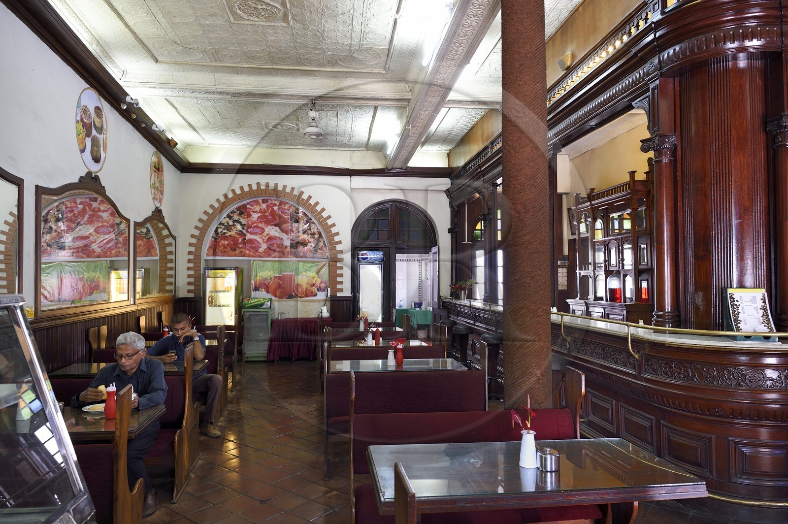 Sri Lanka, province du centre, Kandy, restaurant dans les batiments du Queen hotel datant de l'époque coloniale