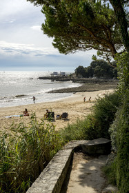 France, Charente-Maritime (17), région de Royan, Saint-Palais-sur-Mer, plage du Platin et des cabanes de pêche traditionnelle au carrelet en arrière plan