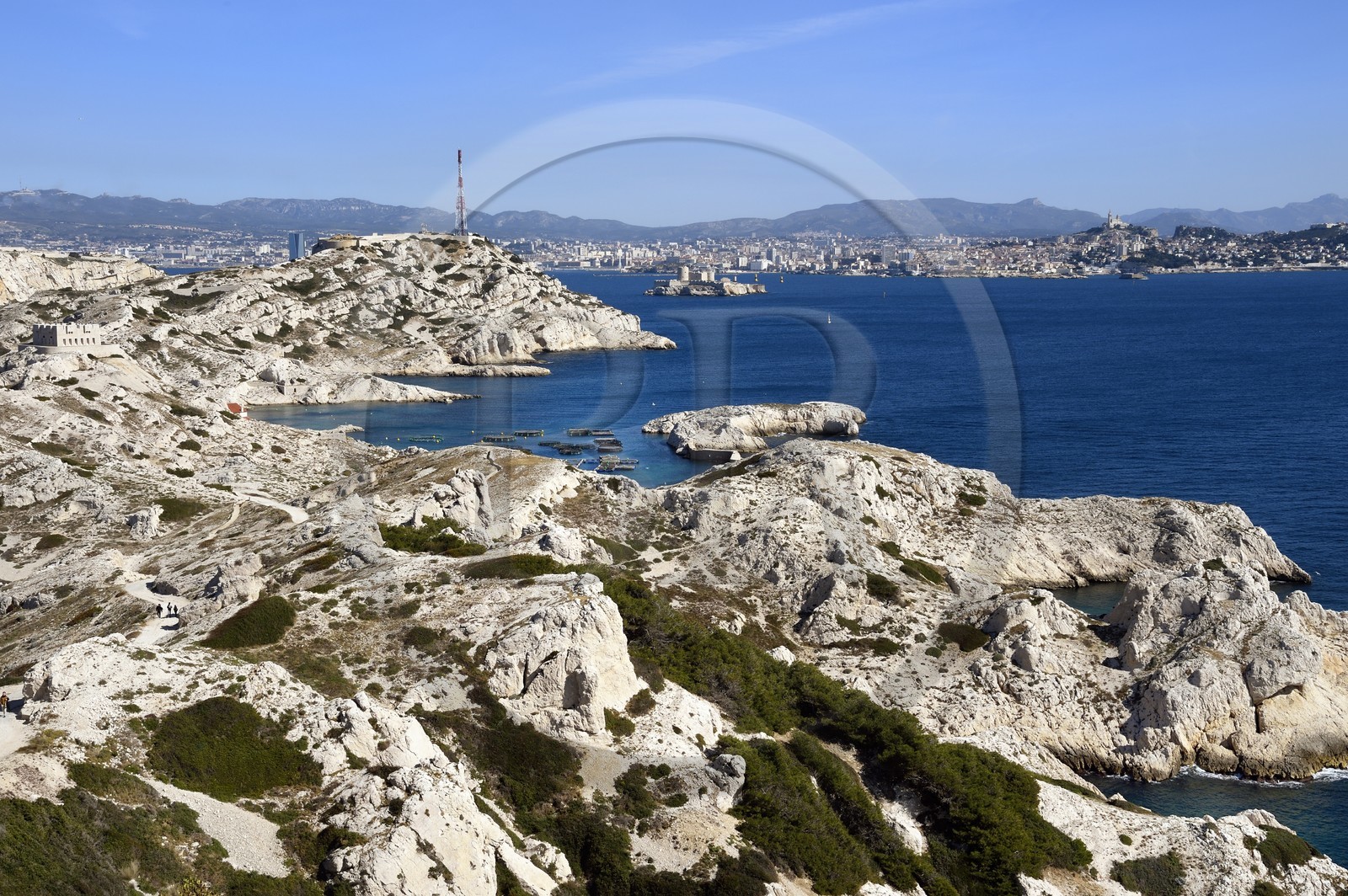France, Bouches-du-Rhône (13), Marseille, Parc National des Calanques, Archipel des Iles du Frioul, Ile de Pomègues et la skyline de Marseille en arrière plan