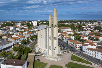 France, Charente-Maritime (17), Royan, église Notre-Dame de Royan construite de 1955 à 1958 par l'architecte Guillaume Gillet (Grand Prix de Rome) (vue aérienne)