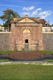 France, Haut-Rhin (68), Neuf-Brisach, ville fortifiée par Vauban, classée Patrimoine Mondial de l'UNESCO, la Porte de Belfort et le musée Vauban au sud-ouest