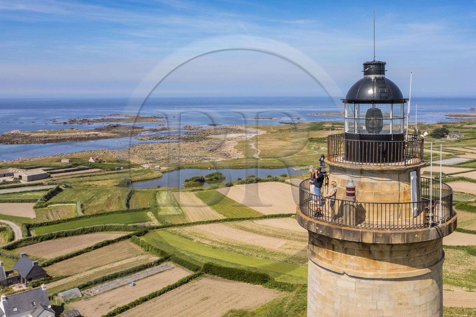 France, Finistère (29), Iles du Ponant, Ile de Batz, le phare mis en service en 1836 surplombe les champs de l'Ile (vue aérienne)