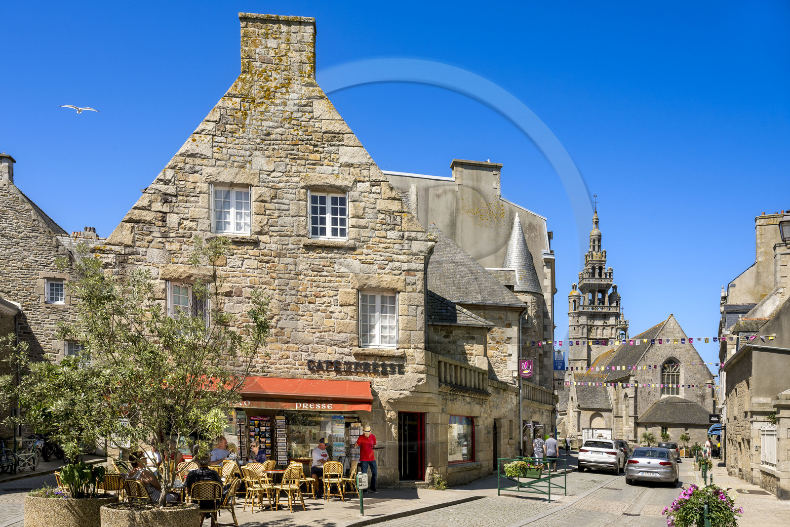 France, Finistère (29), Roscoff, rue Amiral Réveillère et l'église Notre-Dame de Croaz Batz
