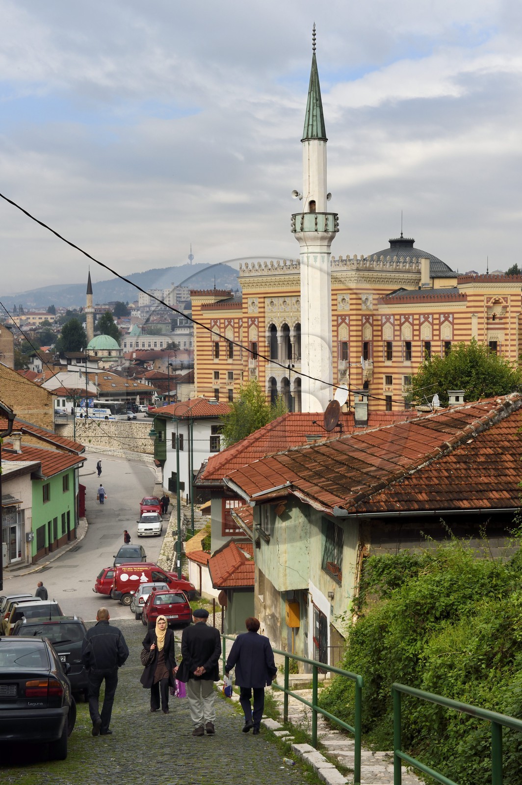 Bosnie-Herzégovine, Sarajevo, rue Veliki Alifakovac donnant sur la Bibliothèque Nationale et Universitaire