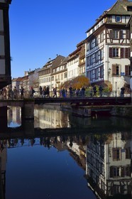 France, Bas-Rhin (67), Strasbourg, vieille ville classée au Patrimoine Mondial de l'UNESCO, quartier de la Petite France, le pont (tournant) du Faisan sur un bras de l'Ill