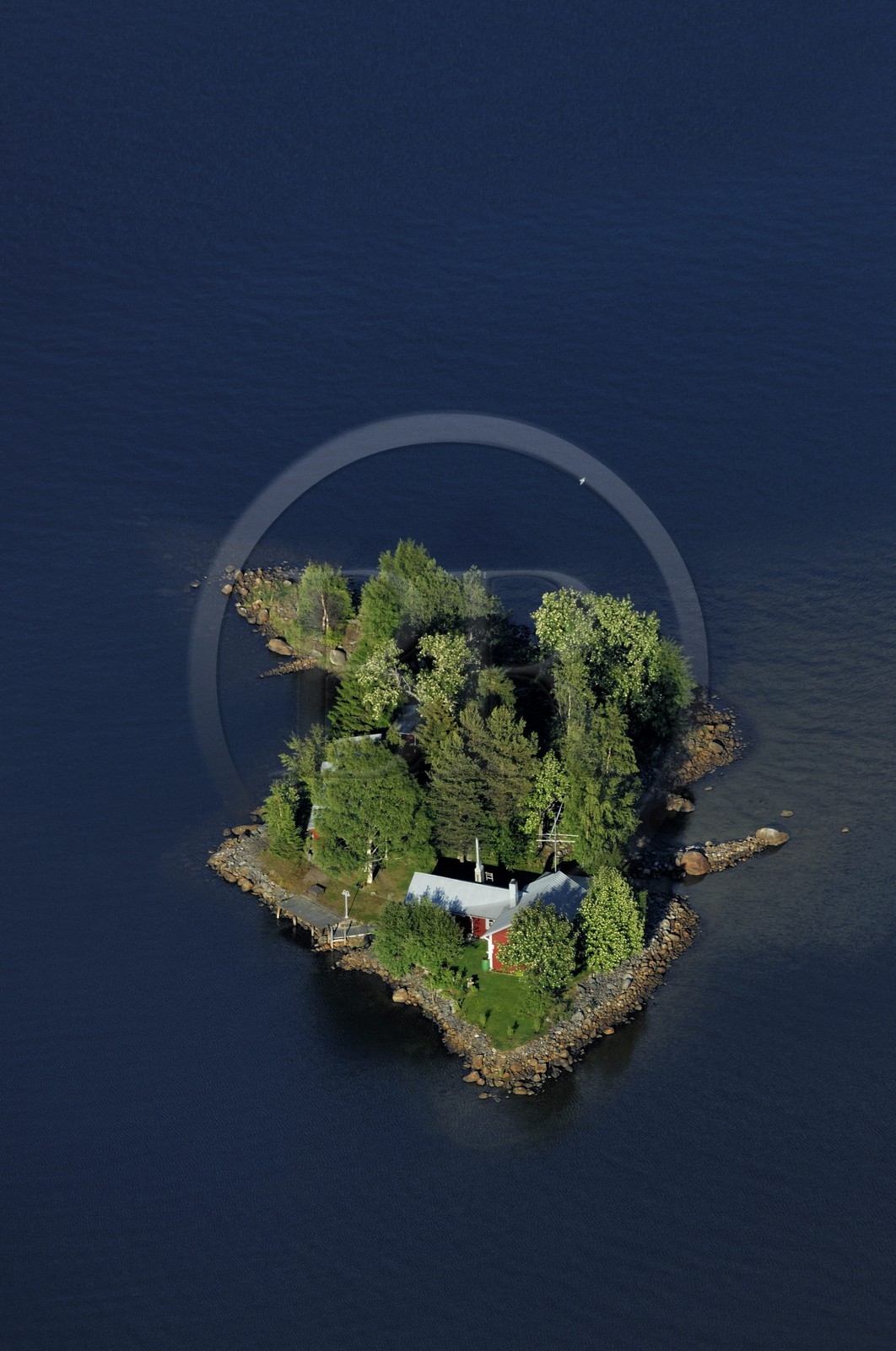Suède, Comté de Västerbotten, région d'Umea, village de Ytterboda, maison sur une petite île privée sur la mer Baltique (vue aérienne)