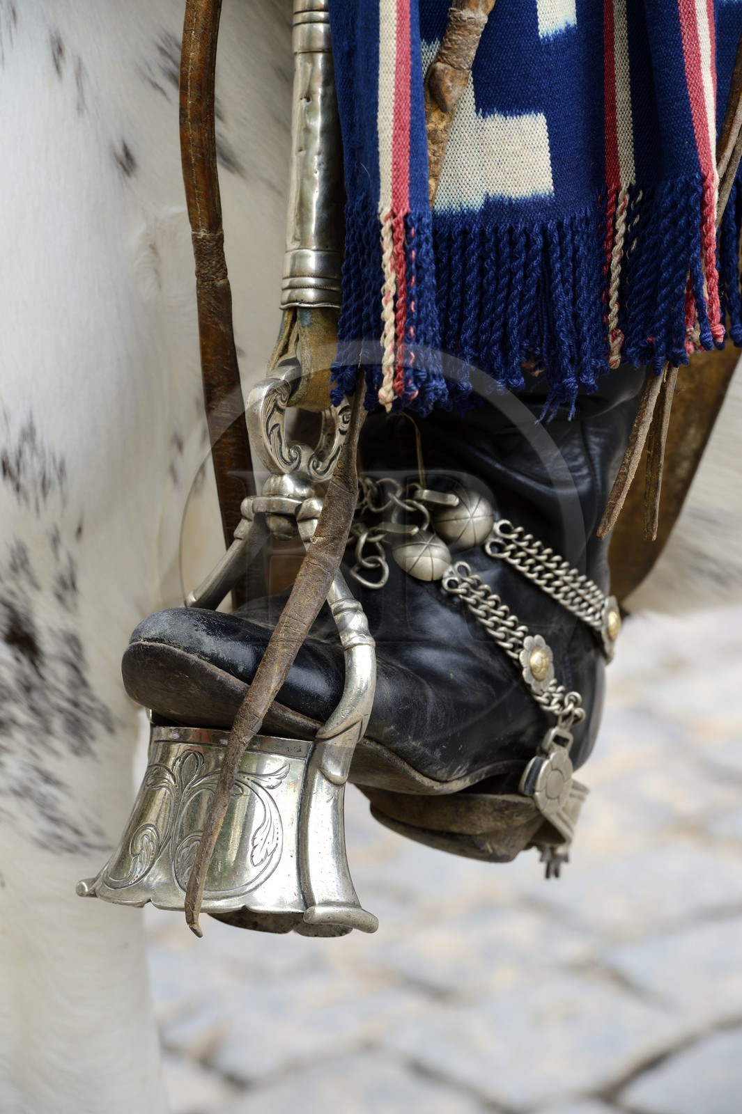 Argentine, province de Buenos Aires, San Antonio de Areco, fête du Jour de la Tradition (Dia de la Tradicion), travail d'orfèvre sur les étriers en argent utilisés lors de grandes occasions par un estanciero (gaucho propriétaire d'un ranch)