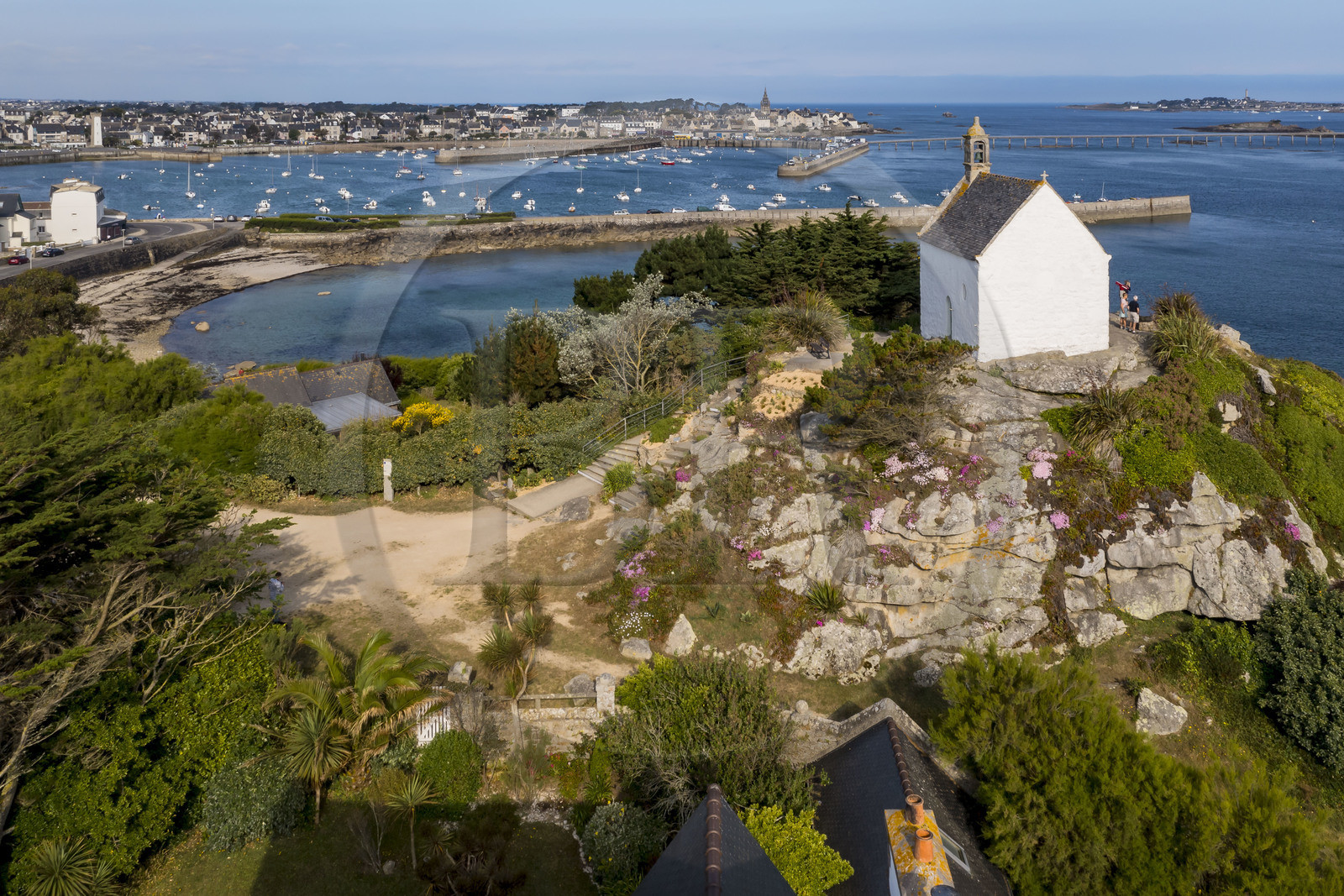 France, Finistère (29), Roscoff, étape sur le chemin de Grande Randonnée GR 34 ou sentier des douaniers, la chapelle Sainte Barbe à la Pointe de Bloscon (vue aérienne)