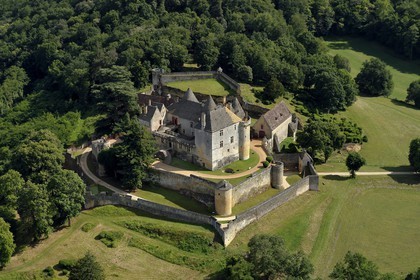 France, Dordogne (24), Périgord Noir, vallée de la Dordogne, Sainte-Mondane, le chateau de Fénelon (vue aérienne)