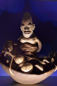 France, Allier (03), Vichy, musée des arts d’Afrique et d’Asie dont les collections ont été constituées par les dons de missionnaires, panier reliquaire, vers 1835, population Mangbetu, Congo