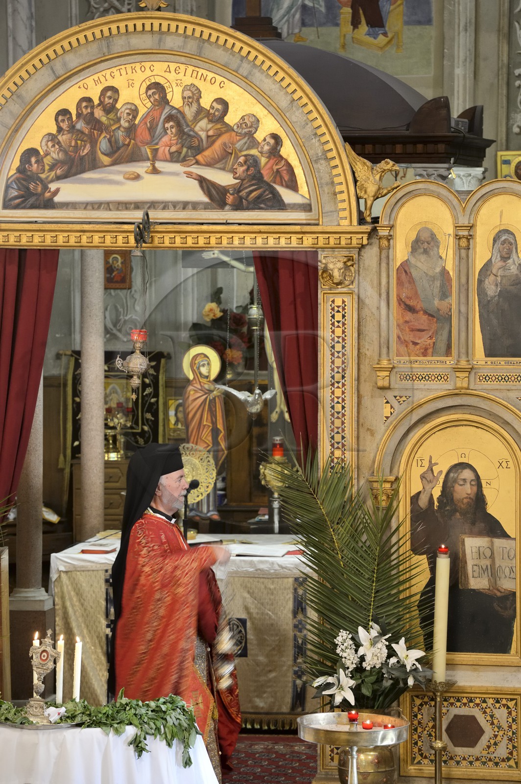 France, Corse-du-Sud (2A), Cargèse, église Saint Spyridon grecque catholique de rite oriental, messe de la fête du basilic (exaltation de la Sainte-Croix) par l’archimandrite Athanase