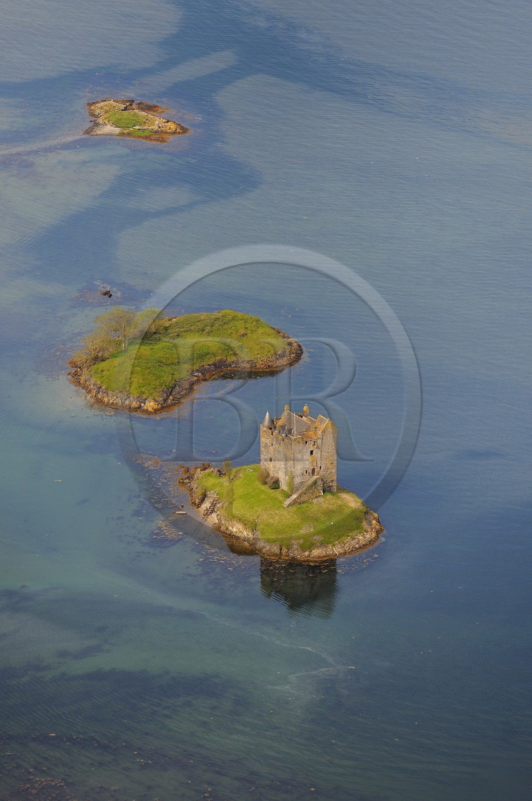 Royaume-Uni, Ecosse, Highland, Port Appin, le château de Stalker est une maison tour à quatre étages se trouvant sur îlot du Loch Laich dans un bras de mer du Loch Linnhe (vue aérienne)