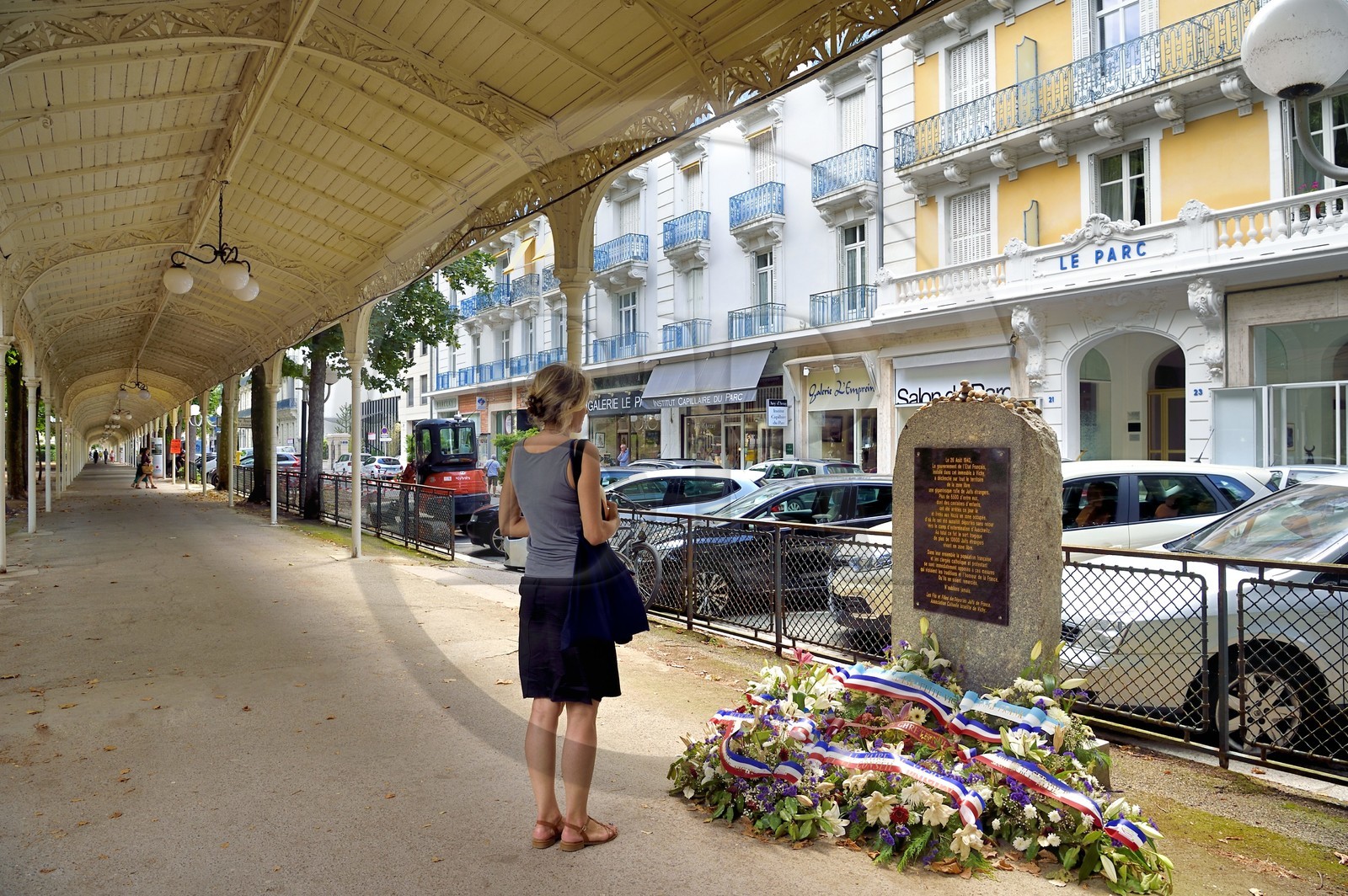 France, Allier (03), Vichy, galerie couverte dans le parc des Sources, l'ancien Grand Hotel du Parc abritait le siège du gouvernement du régime de Vichy, Philippe Pétain et de Pierre Laval pendant l'occupation, mémorial aux juifs déportés