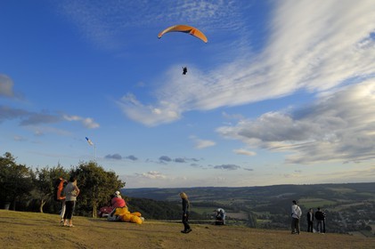 France, Calvados (14), la Suisse normande, Clécy, parapente depuis la route des crêtes qui domine la vallée de l'Orne