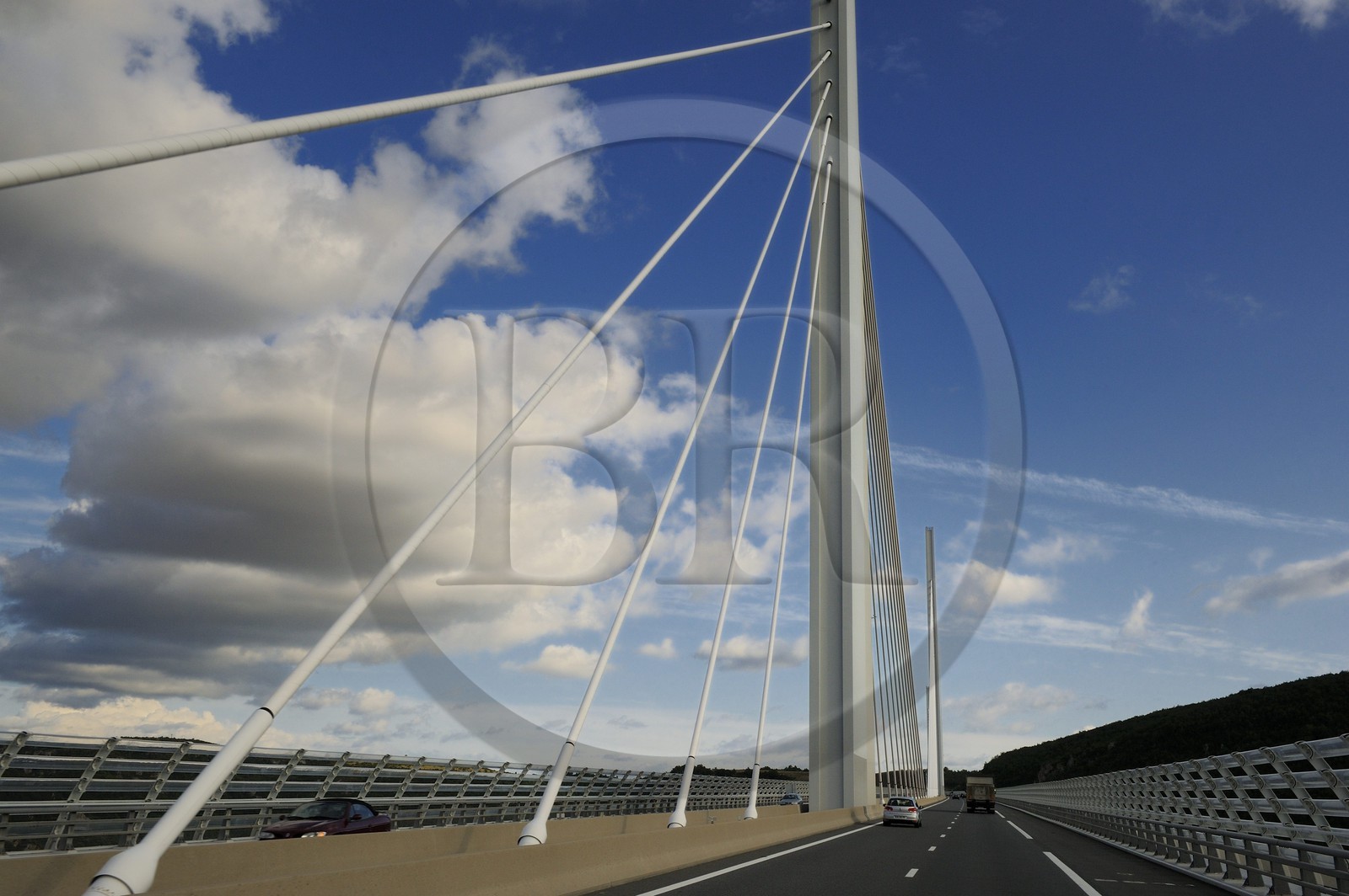 France, Aveyron (12), le viaduc de Millau (autoroute A75) conçu par Michel Virlogeux et Norman Foster entre les Causses de Sauveterre et du Larzac au dessus du Tarn