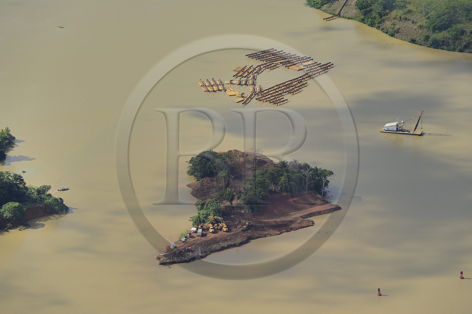 Panama, Canal de Panama, les opération de draguages sont continues en raison de présence de la rivière Chagres qui alimente le canal et le lac Gatun en eau (vue aérienne)