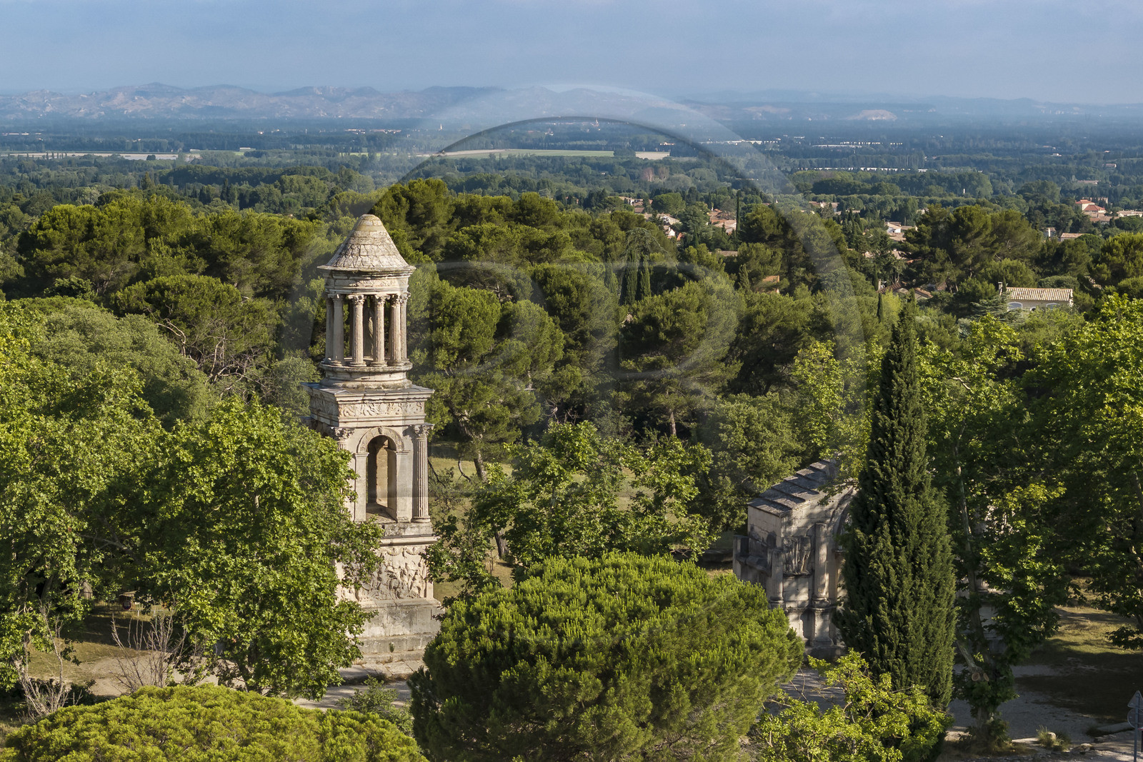 France, Bouches-du-Rhône (13), Parc Naturel Régional des Alpilles, Saint-Rémy-de-Provence, les Antiques de Glanum, cénotaphe gallo-romain érigé entre -30 et -20 av J.-C. élevé à la mémoire d'un homme de la famille des Julii (vue aérienne)