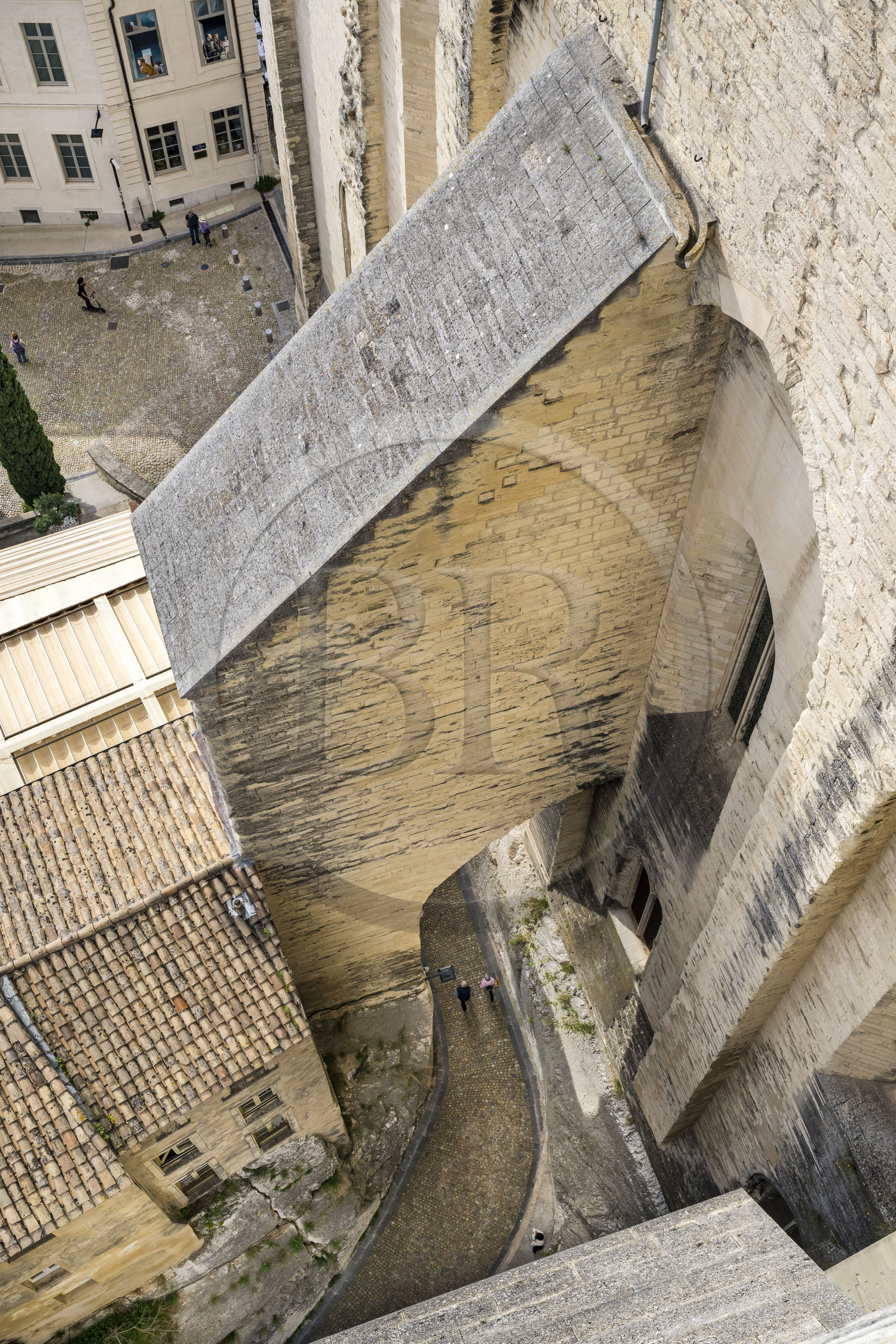 France, Vaucluse (84), Avignon, la rue de la Peyrolerie, passage creusé dans le roc au pied du Palais des Papes classé Patrimoine mondial de l'UNESCO