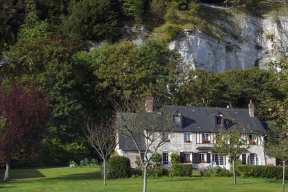France, Eure, Norman Seine River Meanders Regional Nature Park, house under the cliffs in the village of Bas-Caumont
