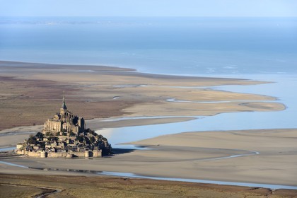 France, Manche (50), Baie du Mont-Saint-Michel, classée Patrimoine Mondial de l'UNESCO, le Mont-Saint-Michel à marée basse (vue aérienne)