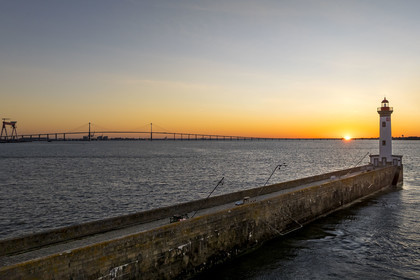 France, Loire-Atlantique (44), Saint-Nazaire, le phare du Vieux Mole et le pont de Saint-Nazaire en arrière plan (vue aérienne)