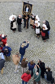 France, Finistere, Locronan, labelled Les plus Beaux Villages de France (The Most Beautiful Villages of France), procession of the small Tromenie, welcoming ceremony of religious emblems of neighboring parishes immortalized by many tourists