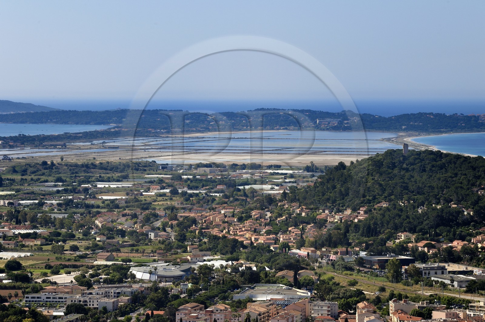 France, Var (83), Hyères, le tombolo de la Presqu'Ile de Giens et la Chapelle de Notre-Dame-de-Consolation dans le quartier de Costebelle à droite, la ville de Hyères en premier plan