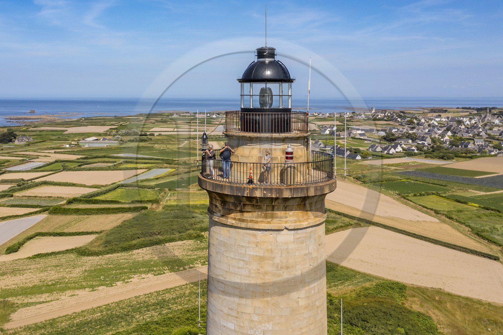 France, Finistère (29), Iles du Ponant, Ile de Batz, le phare mis en service en 1836 surplombe les champs de l'Ile (vue aérienne)