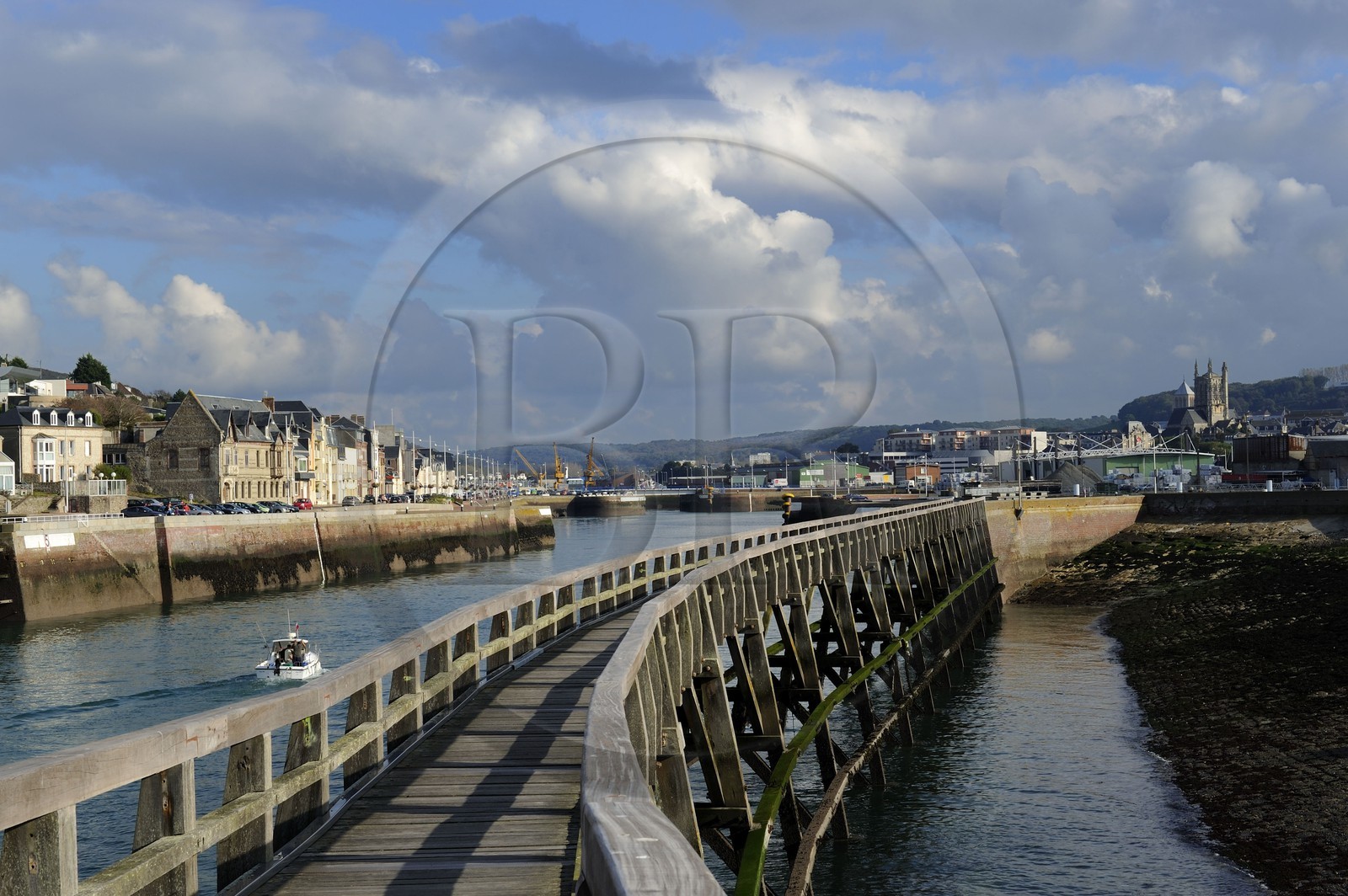 France, Seine-Maritime (76), Pays de Caux, Côte d'Albâtre, passerelle en bois à l'entrée du port de Fécamp, le quai des Pilotes à gauche