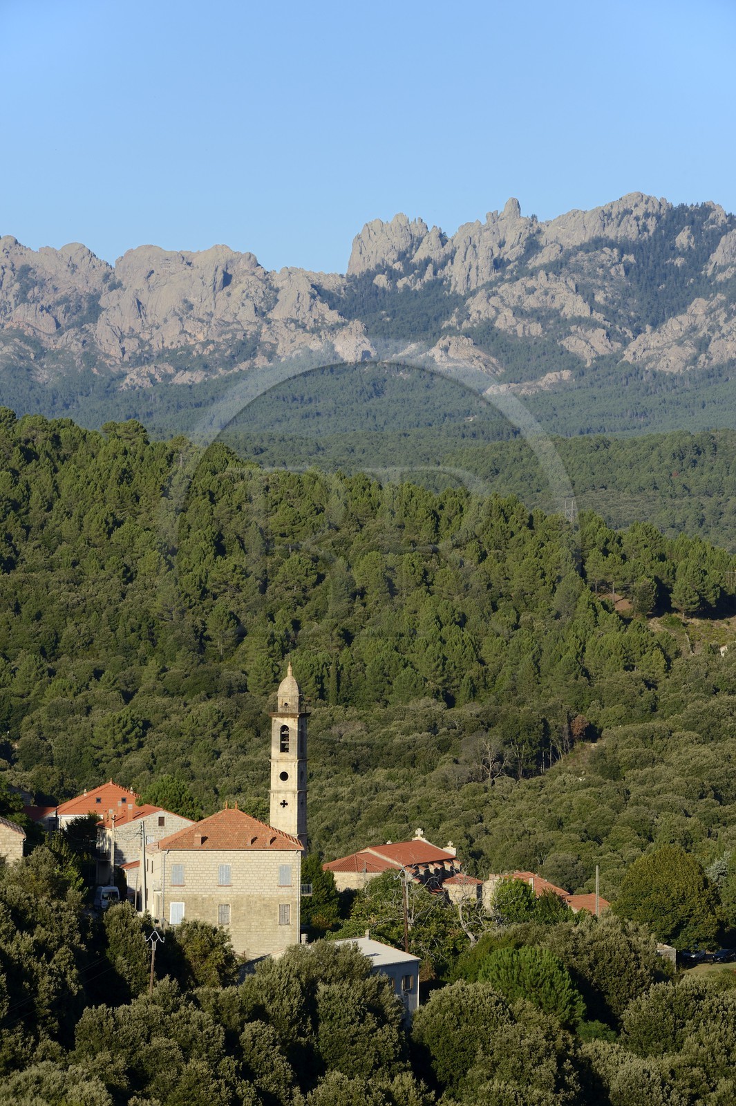 France, Corse-du-Sud (2A), Alta Rocca, village de Levie et massif de Bavella en arrière plan