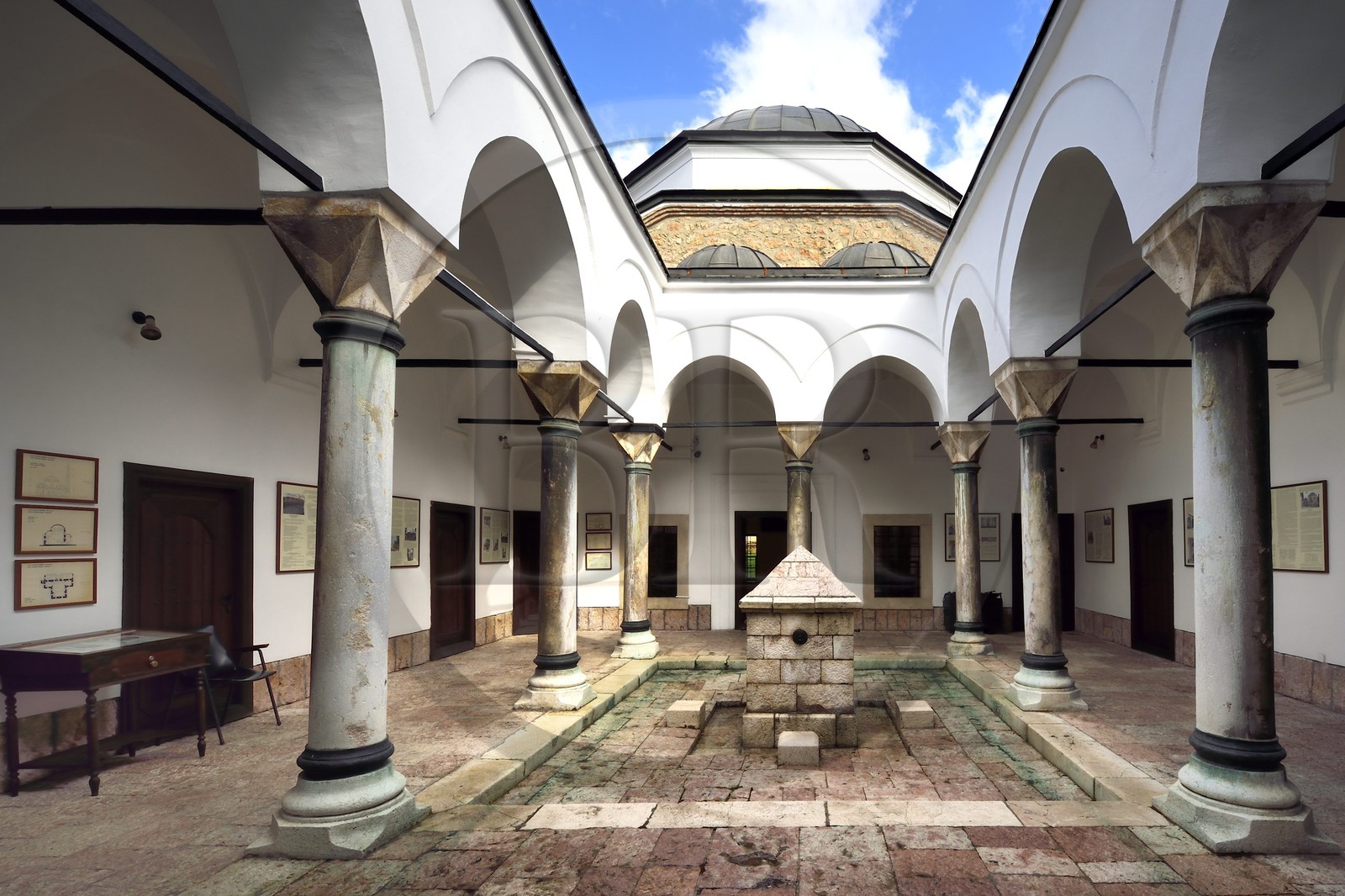 Bosnie-Herzégovine, Sarajevo, quartier de Bascarsija dans la vieille ville, la médersa de Gazi Husrev-beg construite en 1537