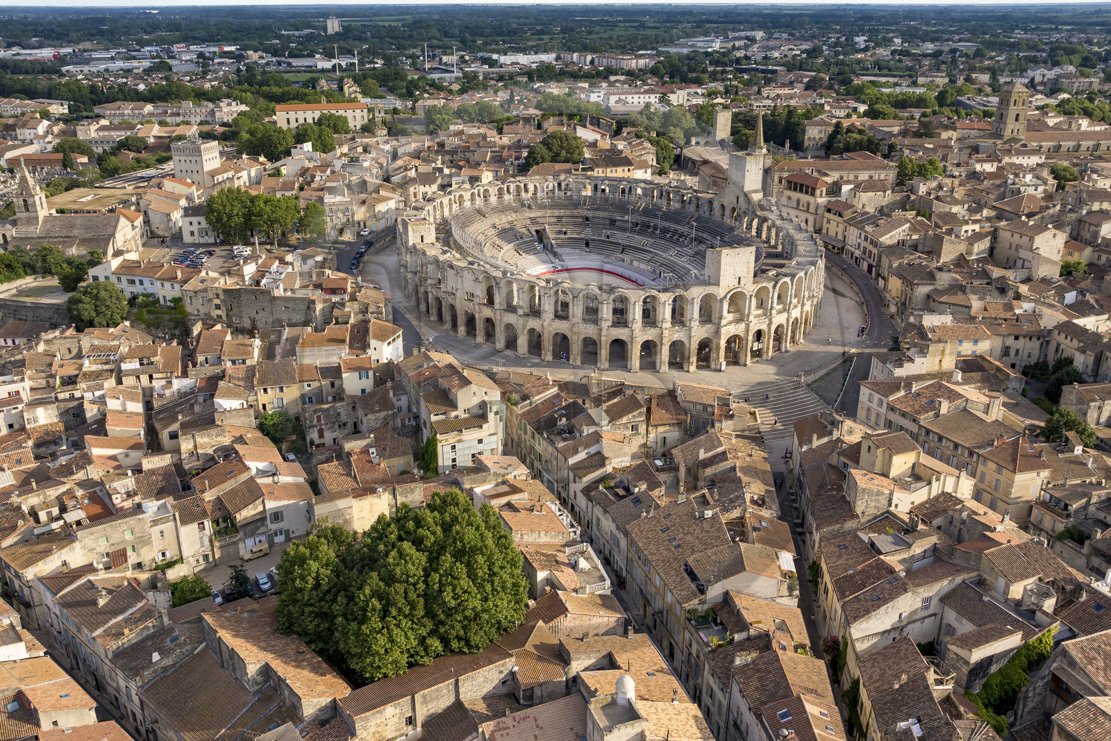 France, Bouches-du-Rhône (13), Arles, les Arènes, amphithéatre romain construit vers 80-90 apr. J.-C., classé Patrimoine Mondial de l'UNESCO, au coeur de la vieille ville (vue aérienne)